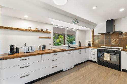 Η κουζίνα ή μικρή κουζίνα στο Sunny Paihia Retreat with BBQ, Spa and Pool
