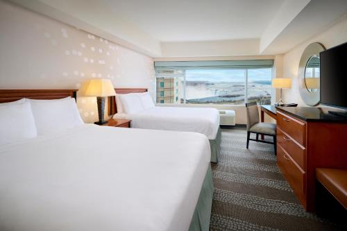 Postel nebo postele na pokoji v ubytování Niagara Fallsview Hotel & Suites