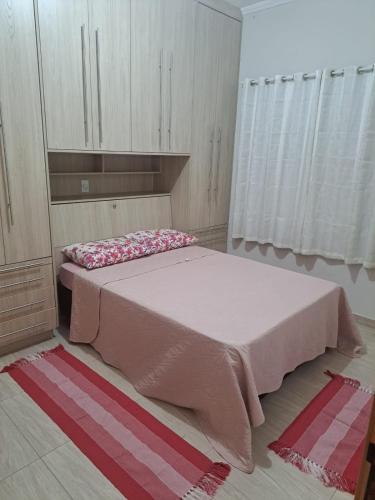 Postel nebo postele na pokoji v ubytování Casa Espaçosa Santa Rita do Sapucai com Quarto Privativo