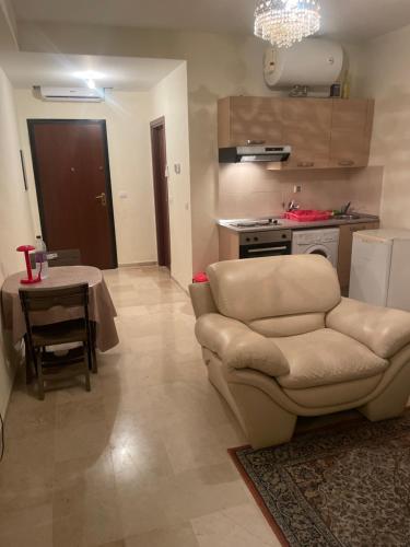 a living room with a couch and a table at Résidence les dunes in Hammam Sousse