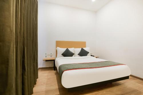 Кровать или кровати в номере Townhouse The Awadh Airport Near Chaudhary Charan Singh International Airport