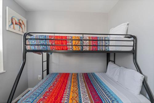 アトランティックシティにあるThe Oakden Suites in Orange Loop A5の二段ベッド(カラフルなラグ付)