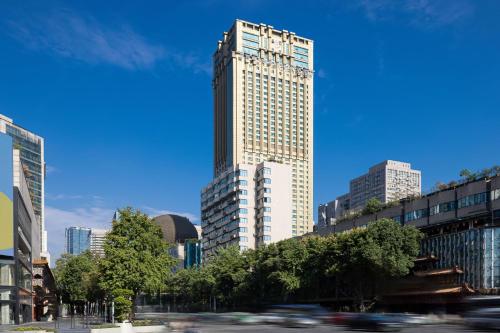 成都市にあるFour Points by Sheraton Chengdu, Chunxi Roadのビルが立ち並ぶ都市にある高層ビル