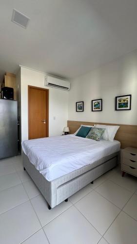 a bedroom with a large bed in a room at Studio Confortável em Muro Alto in Ipojuca