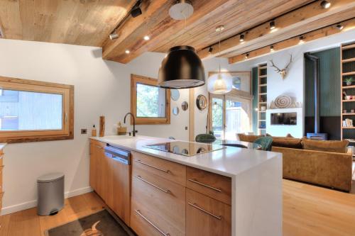 une cuisine avec un évier et un salon dans l'établissement SANTA MARIA MEGEVE proche village, à Megève