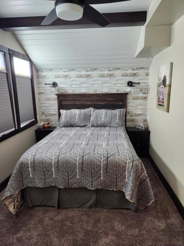 a bedroom with a large bed in a room at Rocky Ridge Country Lodge in Mountain View