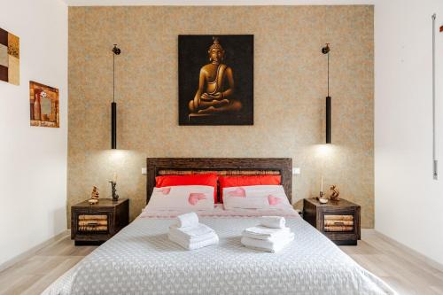 マリーノにあるTSUKI Houseのベッドルーム1室(大型ベッド1台、赤い枕付)