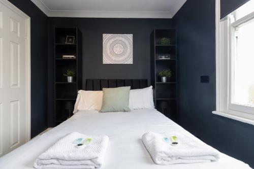 Postel nebo postele na pokoji v ubytování Cozy 1BR Flat, Train Station, Free Parking, WiFi, Smart TV