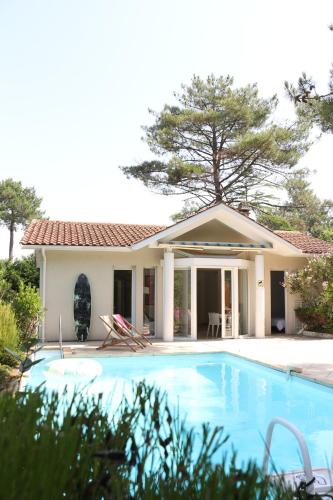Maison calme avec piscine privée, golfs, lac et plages
