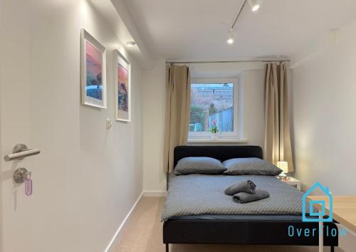 グダニスクにあるCoral Room - 1 km to Baltic Sea & 15 Minutes to Gdańsk Old Townの窓のある部屋にベッドがある寝室