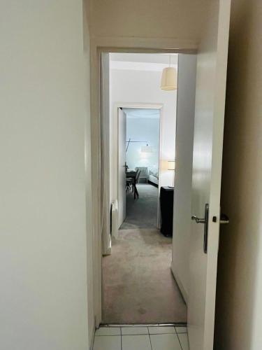 un couloir avec une porte menant à une chambre dans l'établissement Appartement Champ de Mars Grenelle Paris, à Paris