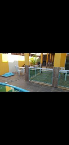 Blick auf ein Gebäude mit Pool in der Unterkunft casa em peroba in Maragogi