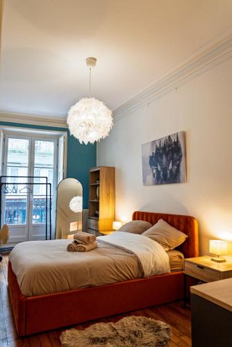 une chambre avec un grand lit et une lampe dans l'établissement Charme et confort au coeur d'Angers, à Angers