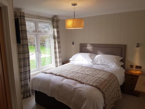 Giường trong phòng chung tại Llyn Conwy Lodge