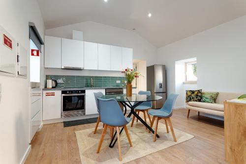 a kitchen and dining room with a table and chairs at Casa da Boneca in Batalha