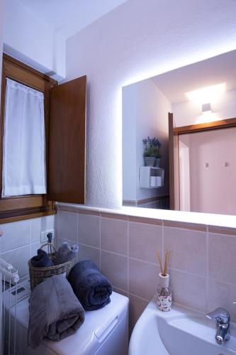 a bathroom with a sink and a mirror at 'Al 40' delizioso monolocale ai piedi di Città Alta in Bergamo