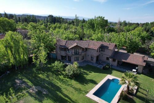 an aerial view of a house with a swimming pool at Hermosa Casa 14 pax Piscina Futbol 5 Chacras in Ciudad Lujan de Cuyo