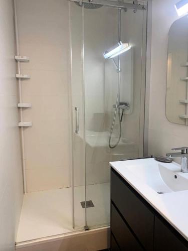 une salle de bain avec douche et lavabo dans l'établissement Résidence Héliopolis Bâtiment C - Héliopolis Bât. C studio 4 Pers. MAE-4514, au Cap d'Agde