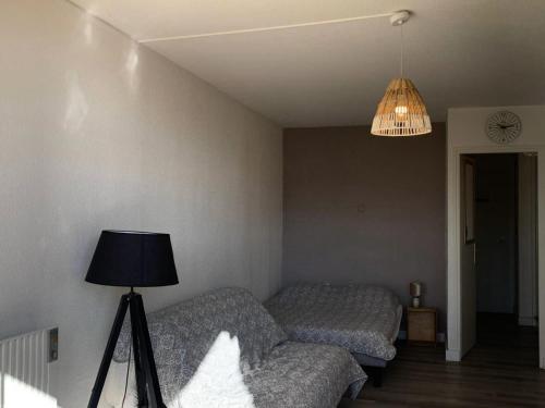 sypialnia z łóżkiem, lampką i lampką w obiekcie Résidence Héliopolis Bâtiment L - Studio 4 pers CAP d'AGDE MAE-4524 w Cap d'Agde