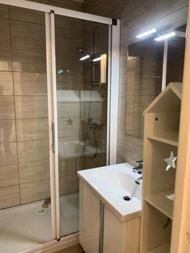 une salle de bain avec une douche et un lavabo et une douche dans l'établissement Résidence Héliopolis Bâtiment L - Studio 4 pers CAP d'AGDE MAE-4524, au Cap d'Agde