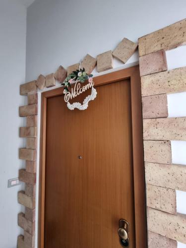 a brown door with a christmas sign above it at A Casa di Margò in Prepezzano