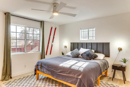 Giường trong phòng chung tại Fish, Hike and Explore Cabin with Yard in Big Bear