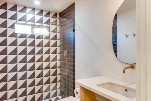 Phòng tắm tại Fish, Hike and Explore Cabin with Yard in Big Bear