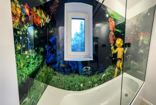 a bathroom with a painting of a bath tub at Króliczy Ogród in Królik Polski
