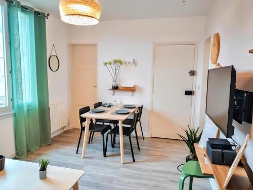 a dining room with a table and chairs at Le Fleury appartement moderne 2 chambres, à côté du salon du Bourget in Le Blanc-Mesnil
