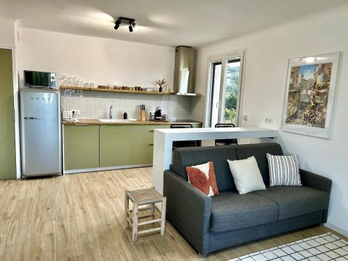 un salon avec un canapé et une cuisine dans l'établissement LOU VABRE - Guest House, à Cadenet