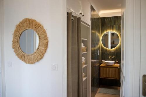 une salle de bain avec un miroir et un lavabo dans l'établissement LOU VABRE - Guest House, à Cadenet