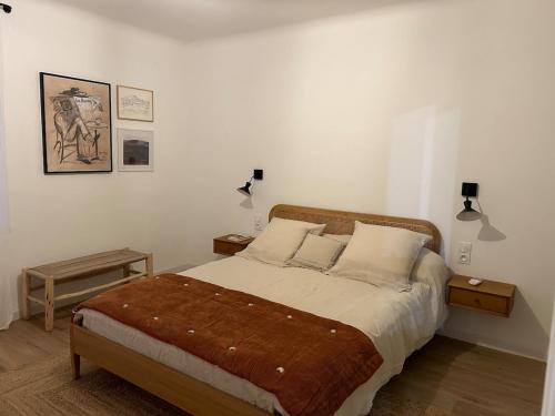 une chambre avec un grand lit avec une couverture marron dans l'établissement LOU VABRE - Guest House, à Cadenet