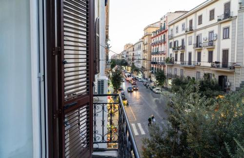 une vue d'une rue de la ville depuis un balcon dans l'établissement Incantonapoli, à Naples