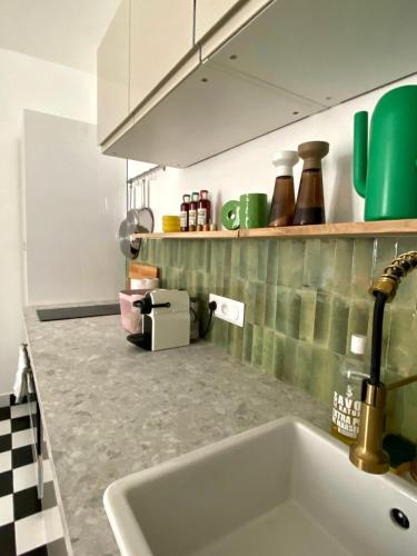 une cuisine avec un évier et un plan de travail dans l'établissement Paris Montmartre sacré coeur, à Paris