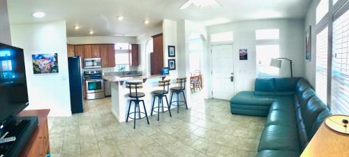 a living room and kitchen with a blue couch and a kitchen at Local VIEW Pet Friendly BOAT Parking Close to Antelope Canyon HorseshoeBend in Page