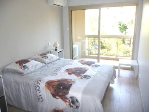 - une chambre avec un grand lit et une couverture pour chien dans l'établissement Spacieux 3 P Juan les pins, à Antibes