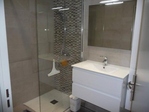 une salle de bain avec un lavabo et une douche en verre dans l'établissement Spacieux 3 P Juan les pins, à Antibes