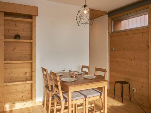 une salle à manger avec une table et des chaises en bois dans l'établissement Grand studio rénové au pied des pistes - FR-1-546-39, à Les Deux Alpes
