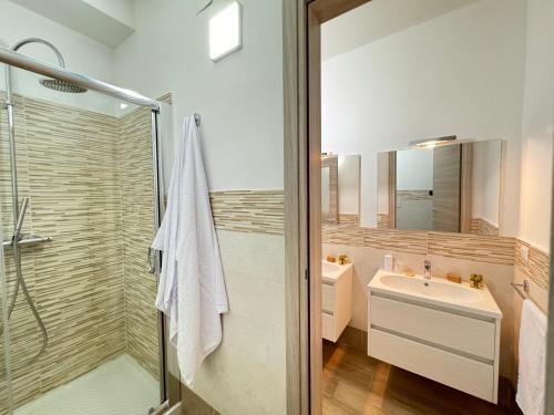 une salle de bain avec douche et lavabo dans l'établissement La Residenza, appartamento centrale e moderno - Marea Stays Collection, à Nardò