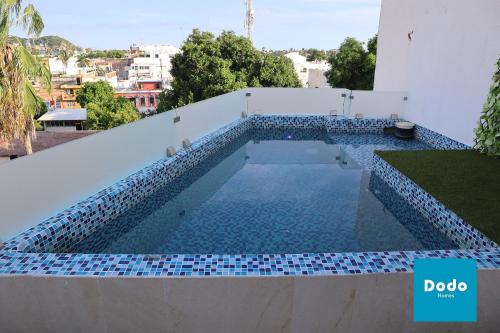 a swimming pool with blue tiles on the roof of a house at Casa en Mazatlan con alberca privada en centro historico in Mazatlán