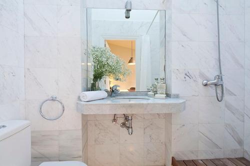 La salle de bains est pourvue d'un lavabo et d'un miroir. dans l'établissement My Space Barcelona Penthouse Terrace, à Barcelone