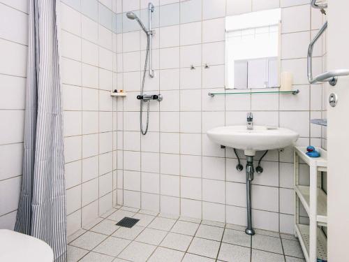 4 person holiday home in Hejls-By Traum في Hejls: حمام من البلاط الأبيض مع دش ومغسلة