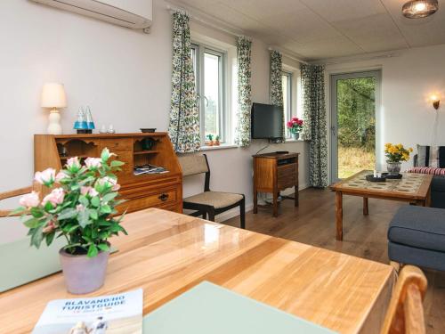 - un salon avec une table en bois dans l'établissement 8 person holiday home in Blåvand-By Traum, à Blåvand
