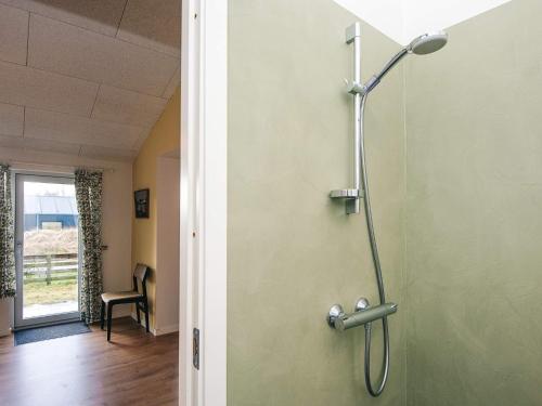 une cabine de douche dans une pièce avec un couloir dans l'établissement 8 person holiday home in Blåvand-By Traum, à Blåvand