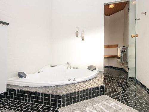 Et badeværelse på 8 person holiday home in Tarm