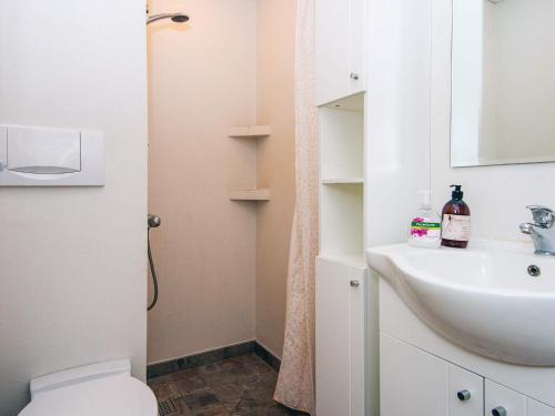 Et badeværelse på 6 person holiday home in Ringkøbing