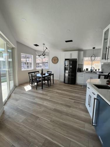 Una cocina o zona de cocina en Bush Master Suite, Keys canal