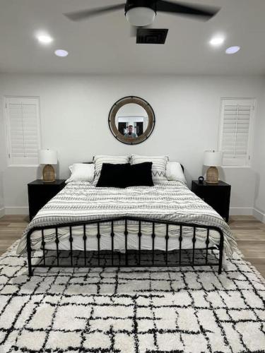 Un dormitorio con una cama grande y un espejo. en Bush Master Suite, Keys canal, en Parker