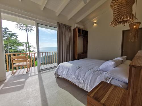 Ένα ή περισσότερα κρεβάτια σε δωμάτιο στο Casa Luna - Private Suites with Ocean View, Pool, AC, WiFi