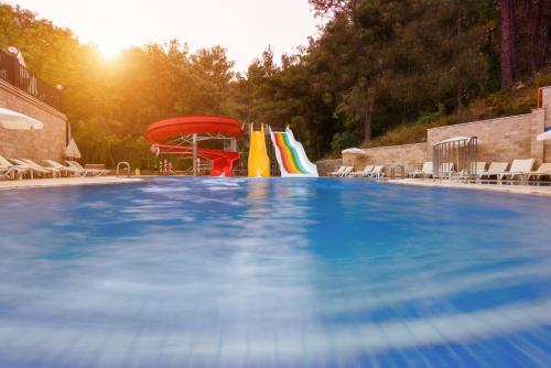 Pine Valley Hotel Oludenizの敷地内または近くにあるプール
